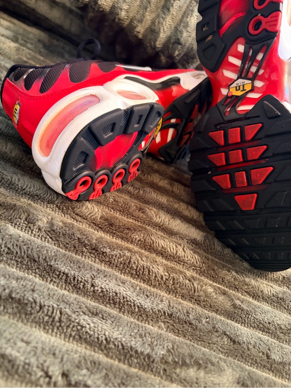 Nike Air Max Plus. Red and Black Low-Top Sneakers Size 7.5 - Picture 5 of 7